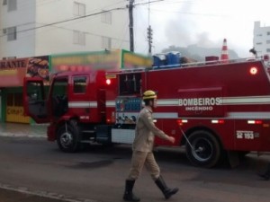 Bombeiros combatem incêndio em casa de suspeitos de matar cozinheira
