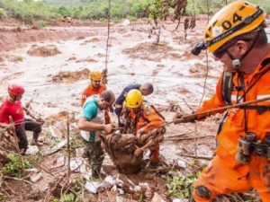 Bombeiros confirmam terceira morte após rompimento de barragens em Minas