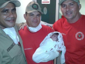 Bombeiros fazem parto de emergência na casa de gestante em interior cearense