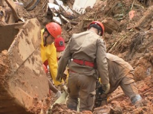 Bombeiros resgatam de escombros corpo da 15ª vítima após chuvas