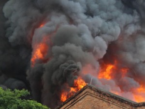 Bombeiros do Rio controlam fogo que destruiu shopping Nova América