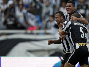 Botafogo goleia CRB no Rio e divide liderança da Série B