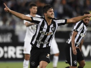 Botafogo vence Corinthians e se aproxima do G-4