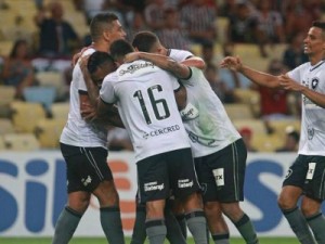 Botafogo vence o Fluminense no Maracanã e cola na liderança do Brasileirão