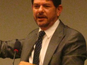 Bovespa avança com Petrobras e bancos; Kroton dispara 14%