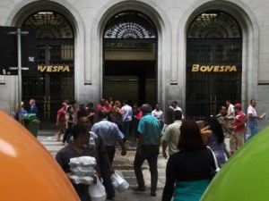 Bovespa fecha em queda com Petrobras à espera da Grécia