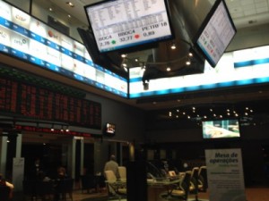 Bovespa opera em queda de 2% diante de cenário exterior agitado
