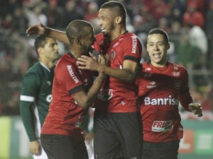 Brasil de Pelotas vence Goiás na reestreia de Walter e dorme como vice-líder