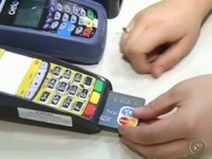 Brasileiros gastaram R$ 978,8 bilhões no cartão em 2014, diz Abecs