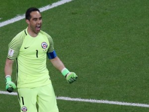 Bravo brilha nos pênaltis, Chile vence Portugal e avança a decisão