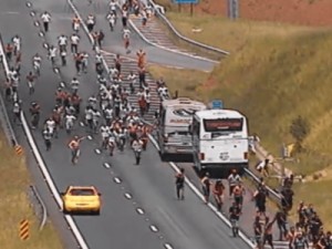 Briga entre torcidas de São Paulo e Corinthians causa tumulto em rodovia