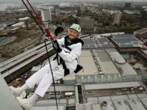 Britânica centenária bate recorde ao descer de rapel torre de 100 m