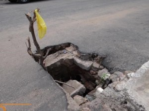 Buraco complica transito na Rua Adão Apolinário