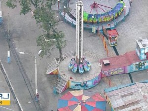 Cabo de aço de brinquedo em parque de diversões se rompe e deixa feridos no RJ