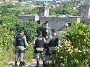 Cachorro fareja rastro de sangue e encontra corpo em João Pessoa