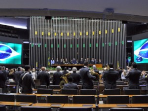 Câmara aprova aumento de pena para quem usar menor de idade em roubo