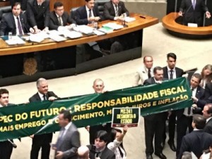 Câmara aprova em 1º turno texto-base de PEC que limita gasto público