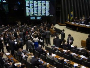 Câmara aprova em segundo turno PEC que reduz a maioridade penal