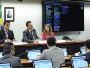 Câmara aprova Estatuto da Família formada a partir da união de homem e mulher