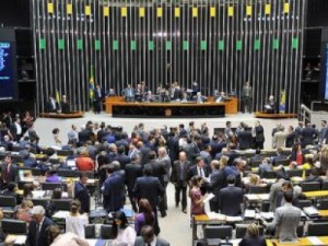 Câmara pode votar projeto que muda ISS; Senado analisa reforma política