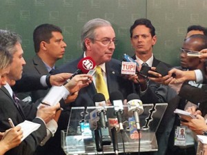 Câmara reajusta benefícios e aprova passagens para mulher de deputado