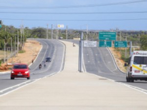 Camilo inaugura trecho da CE-040