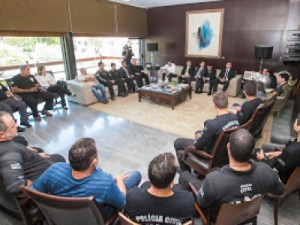 Camilo recebe policiais que resgataram crianças na Taíba