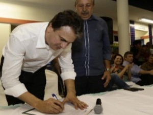 Camilo Santana assina ordem de serviço para construção do CEI de Carnaubal