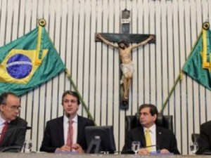 Camilo Santana comanda leilão reverso para perfuração de poços