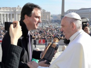 Camilo Santana pede beatificação do padre Cícero em encontro com papa Francisco