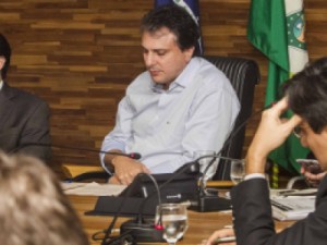 Camilo Santana recebe profissionais de 10 categorias da saúde