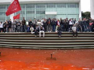 Caminhada de professores reúne 15 mil pessoas em Curitiba, diz sindicato