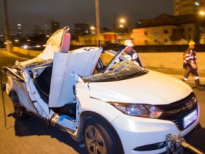 Caminhão acima da altura permitida causa acidente e mata juíza em SP
