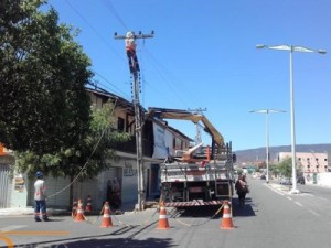 Caminhão bate em poste no centro da cidade de Barbalha