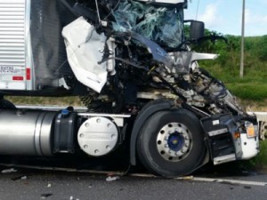 Caminhão bate na traseira de outro, na BR-101, em Igarassu