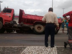 Caminhão cai em buraco em uma das principais avenidas de Juazeiro do Norte