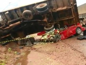 Caminhão cai em cima de carro na BR-163 em MT e mata cinco pessoas