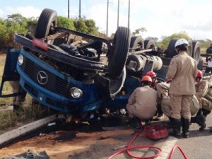Caminhão capota e deixa um morto e dois feridos na BR-230 na Paraíba