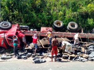 Caminhão capota e motorista fica ferido na Bahia; carga é saqueada