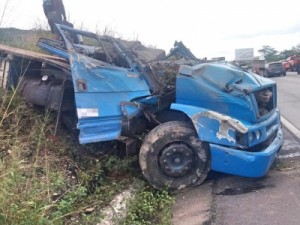 Caminhão capota na BR-232 e motorista fica ferido após ser arremessado para fora do veículo