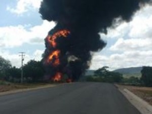 Caminhão carregado com combustível, tomba, explode e mata motorista