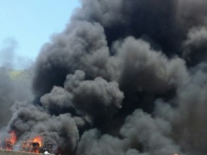 Caminhão com produto químico explode na Dutra em Roseira, SP