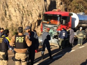 Caminhão e carro batem de frente na BR-381 neste domingo