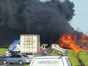 Caminhão-tanque carregado com 4 tipos de combustíveis pega fogo