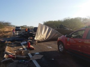 Caminhão tomba e deixa duas pessoas feridas no interior do Ceará