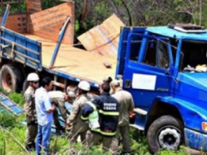 Caminhão tomba e deixa quatro pessoas feridas na zona rural de Juazeiro do Norte