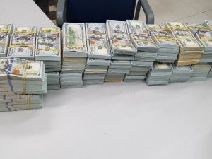 Caminhoneiro é preso com mais de R$ 10 milhões escondidos em carga, diz PRF