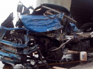 Caminhoneiro fica preso às ferragens e morre em batida na Raposo Tavares