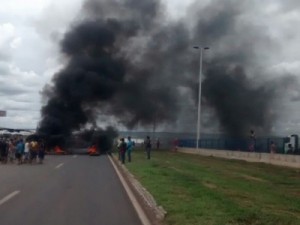 Caminhoneiros bloqueiam trecho da BR-153, em Aparecida de Goiânia