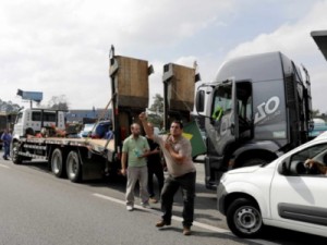 Caminhoneiros criticam sindicatos e dizem que continuarão parados